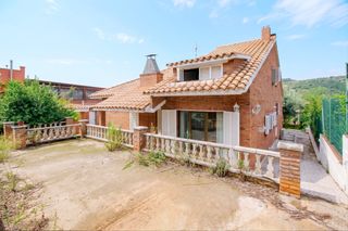 House  Carrer quixot. Exclusivo chalet en montcada i reixac un hogar lleno de luz y co
