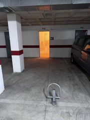 Posto auto  Calle gerona. Plaza de garaje con trastero