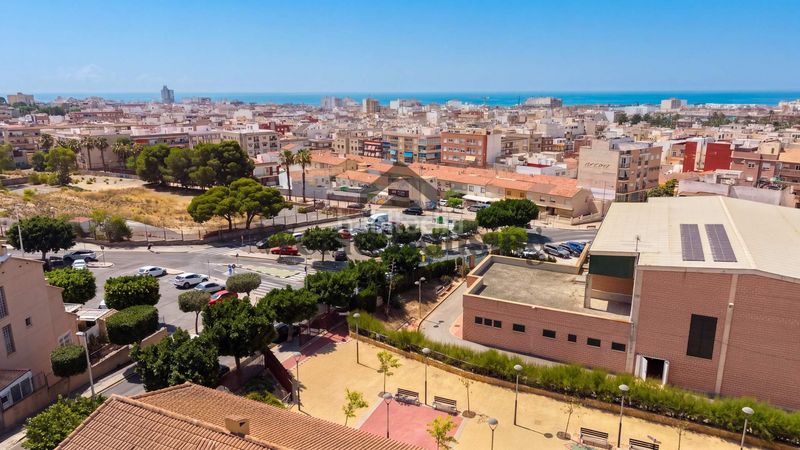 Foto e71d5ca2-ca04-4a39-9bd7-b9e57357db26. Casa amb aparcament a Norte Santa Pola