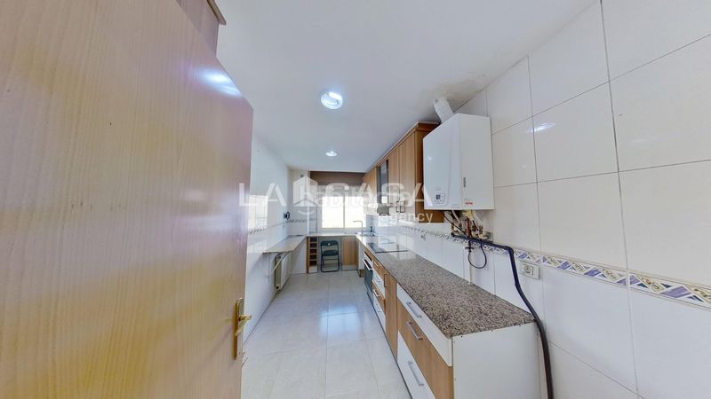 Foto 08b45622-27f2-4d31-80e9-fa24b8d352c9. Àtic amb calefacció aparcament a Can Rull Sabadell