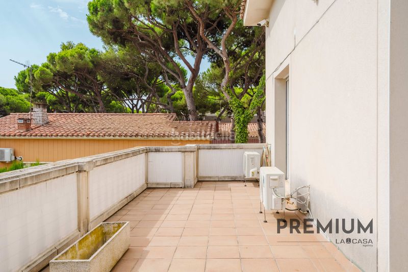 Foto c23ad636-3793-428b-8784-a31a92763352. Casa amb aparcament piscina a La Pineda Castelldefels