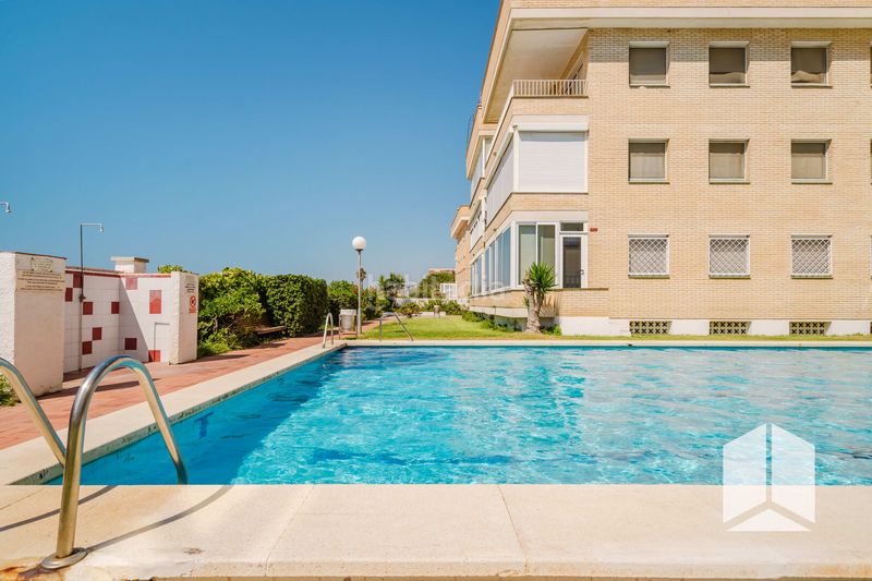 Foto 50af07ee-1e78-4f60-a51e-c48486130ae6. Pis amb piscina a Lluminetes Castelldefels