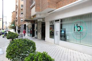 Local commercial en Calle alminares del genil 7. Estupendo local listo para su uso en alminares del genil