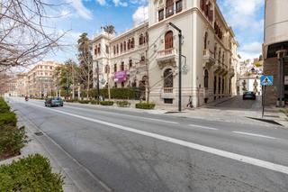 Appartement  Calle los naranjos. Pisazo en granada con licencia turstica y garaje y trastero!!