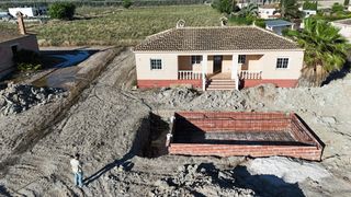 Xalet en Calle puente mateo 6. Chalet independiente en dolores con parcela privada y a solo 12