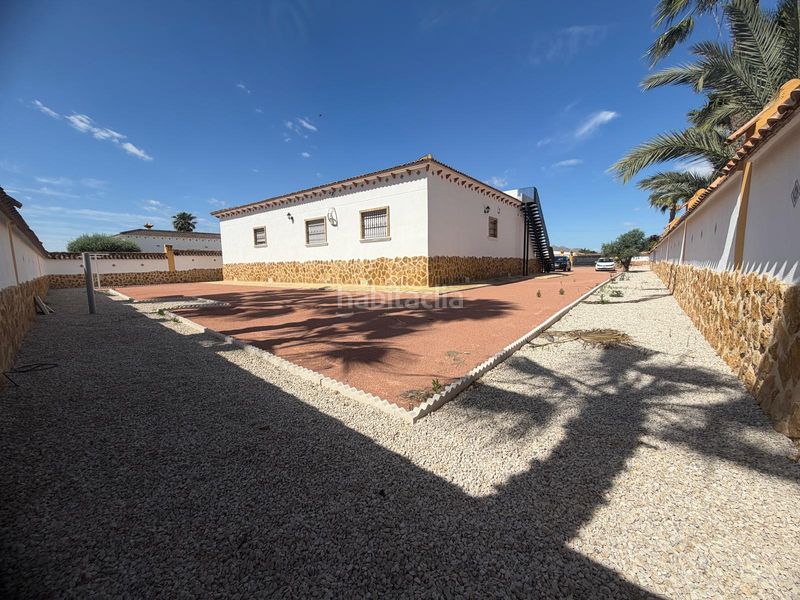 Foto 43eb8372-2e1d-4774-8202-97bdb6a285d5. Masia amb aparcament a Catral