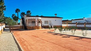 Masia a Catral. Chalet independiente con gran parcela privada y 5 dormitorios.