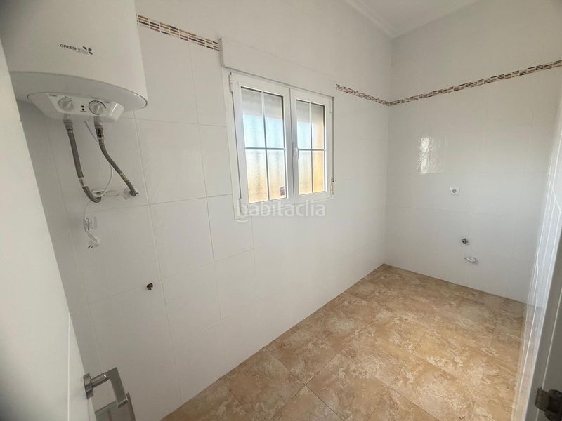 Foto baf8d291-abea-489d-a8ea-f83e3145c41c. Masia amb aparcament a Catral