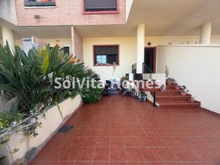 Reihenhaus in Dolores. Adosado dúplex con gran terraza de entrada, solárium privado y e