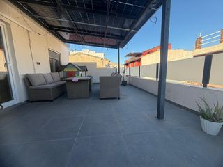 Reihenhaus in Dolores. Vivienda reformada con terrazas, chimenea y placas solares.