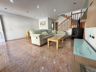 Casa en Catral. D�plex con 216 m� construidos, s�tano para varios veh�culos y un