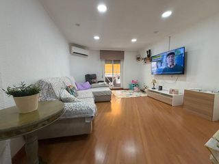 Pis  Calle josé mira conesa 11. Piso exterior de 131 m² con 4 dormitorios y 2 balcones en pleno