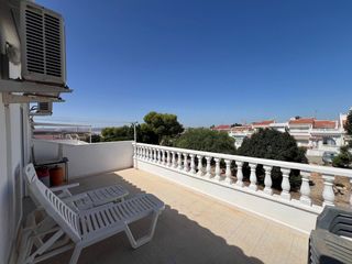 Casa adossada  Calle zarauz. Casa adosada de 3 dormitorios con gran balcón y vistas a las lag