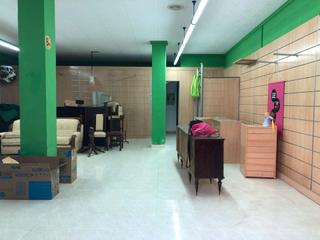Local Comercial a Dolores. Local con potencial de vivienda o negocio !!
