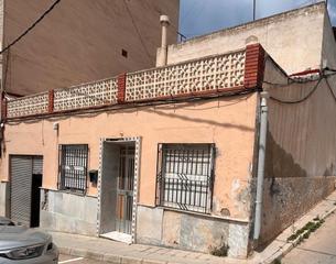 Casa a Redován. Casa en esquina con cochera y terrazas en el centro de redován –