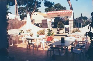 Casa a La Marina. Casa en esquina a 100 m del mar, con terraza y espacio para tu p