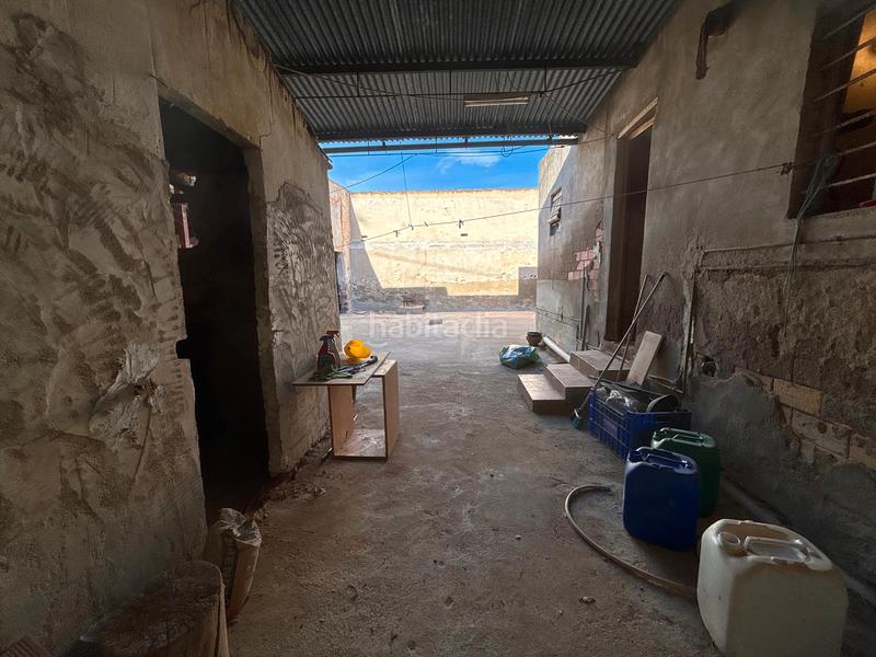 Foto 8a965414-9283-4b0b-be1c-a7efc784356c. Masia amb xemeneia aparcament a Catral