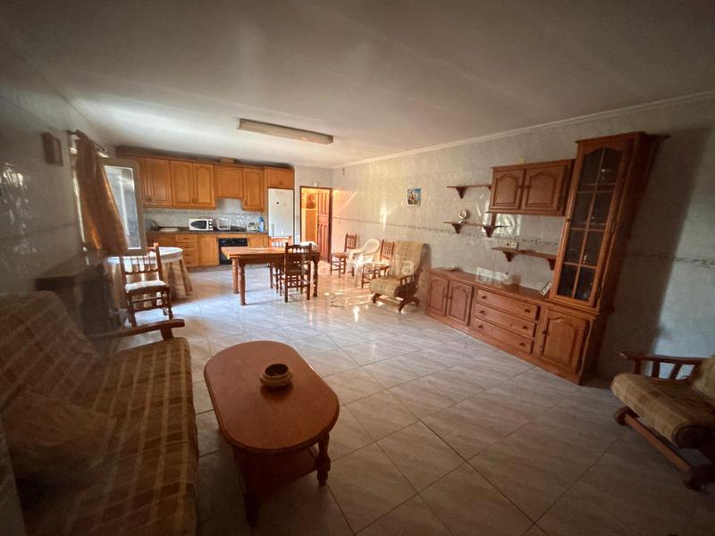 Foto a86d0aad-c9d9-464d-b94c-ab3a60e9caa7. Masia amb xemeneia aparcament a Catral