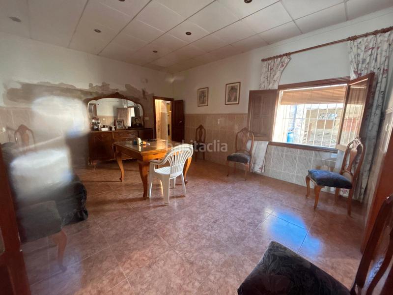 Foto b6da5a56-d152-49b3-8a13-5b04cf78a3c6. Masia amb xemeneia aparcament a Catral