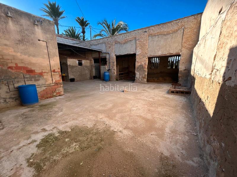 Foto e24989dc-77da-4f3b-b29b-3d6bdf37b1a4. Masia amb xemeneia aparcament a Catral