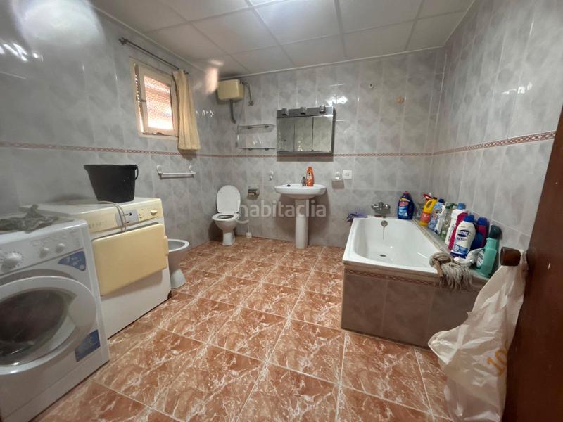 Foto ed8c9ab5-21d9-433e-8e6e-8078f7275f4f. Masia amb xemeneia aparcament a Catral