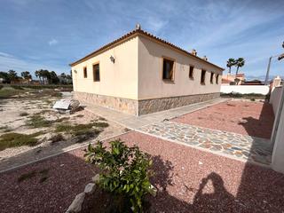 Xalet en Catral. Chalet con piscina orientado al sur en parcela de 2.000m, vent