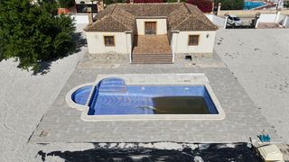 Chalet in Catral. Chalet con piscina orientado al sur en parcela de 2.000 m², vent