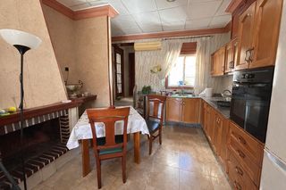 Casa en Dolores. Casa doble en planta baja de 186 m� con terreno, 5 habitaciones,