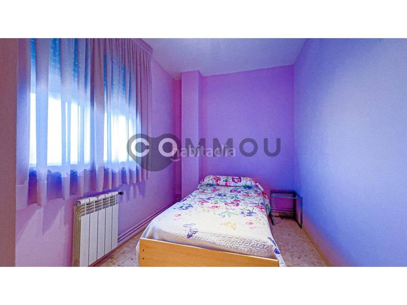 Foto 031362fb-adf9-4b88-9cdf-f147c505ec31. Casa adossada amb calefacció aparcament a Estadi-Santa Anna Vic