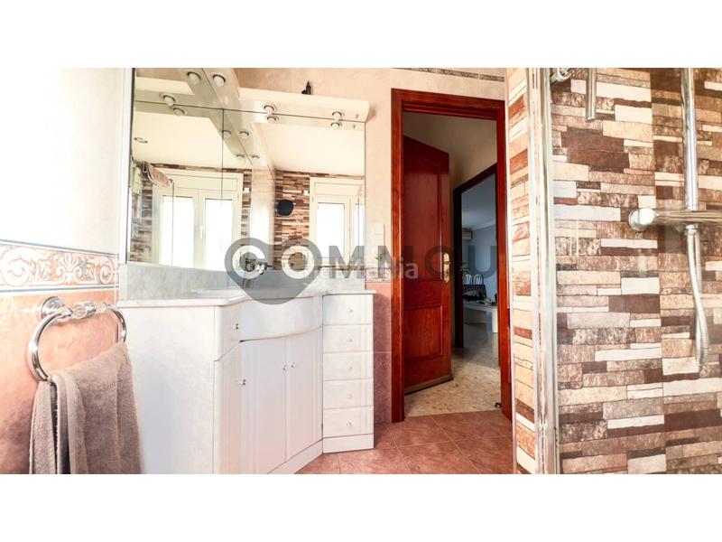 Foto 7017128d-6992-42fa-949d-545c5a542e2a. Casa adossada amb calefacció aparcament a Estadi-Santa Anna Vic