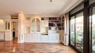 Pis  Plaza de san agustín. Amplia y luminosa vivienda en finca de hierro, en el corazón de