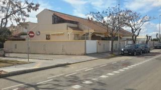 Maison jumelée à Torre de la Horadada. Venta adosado esquinero en torre de la horadada