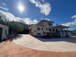 Xalet a Enguera. Descubre este impresionante chalet en enguera