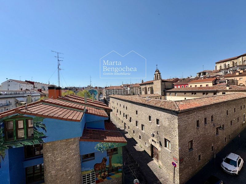 Foto edb33f4d-c86e-4a7e-85e3-622f4fc2b9e7. Àtic amb calefacció a Casco Viejo Vitoria - Gasteiz