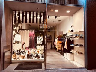 Local Comercial  Adriano vi. Se vende local de peluquería de 250m2  en funcionamiento.