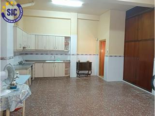 Local Comercial  Calle de los santos patronos. Local comercial en proceso de cambio a vivienda con plaza de gar