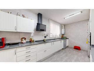 Xalet a Montealegre. Elegante chalet reformado en leliana. confort y tranquilidad a p