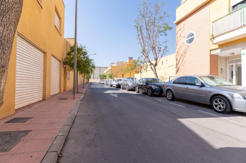 Foto b85405f7-896d-4cdb-b5b6-7b9b09b07fd3. Aparcament cotxe a Huércal de Almería