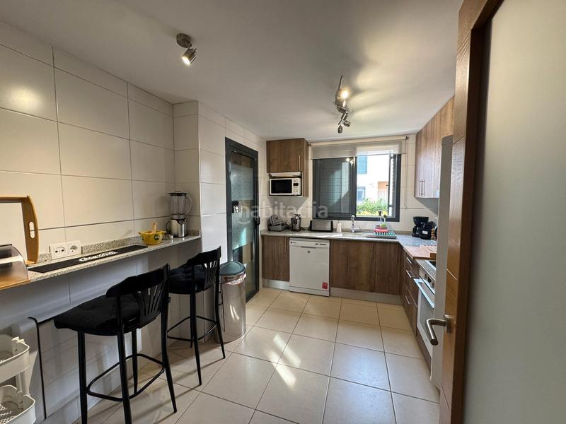 Foto c0f7ba7b-3b78-4ab2-a02a-93d58e64e5aa. Casa aparellada amb aparcament piscina a San Jorge