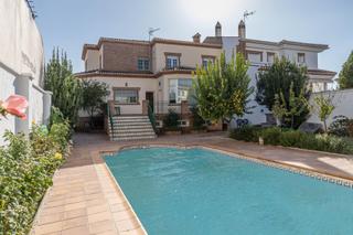 Xalet  Calle fernando de los rios. Chalet de 505 m2 construidos con piscina y jardines. 5 dormitori