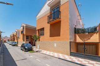 Casa en Calle pintor diego canca 2. Adosado en esquina en venta en churriana de la vega