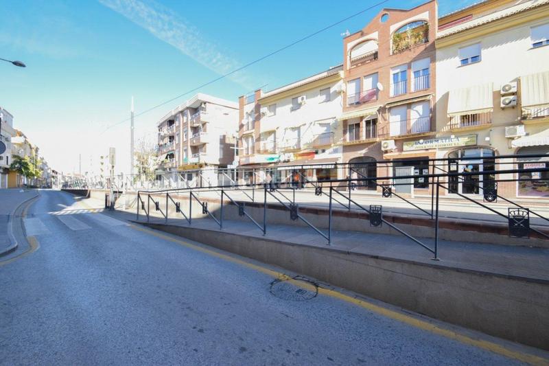 Foto e61a55dd-2941-4cd8-802f-1b09fa93829a. Local comercial local en bruto situado junto a la avenida principal en Maracena