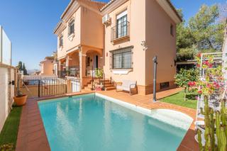 Maison jumelée  Avenida de los almendros. Chalet adosado con piscina y placas solares en el parque de los