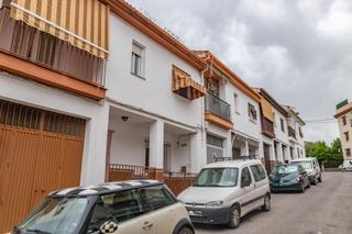 Reihenhaus  Calle del pensamiento 19. Casa en la zubia con amplio patio y tres dormitorios.