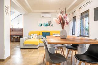 Towny house  Calle de inglaterra 13. Chalet con piscina en los rebites a pocos metros de granada capi