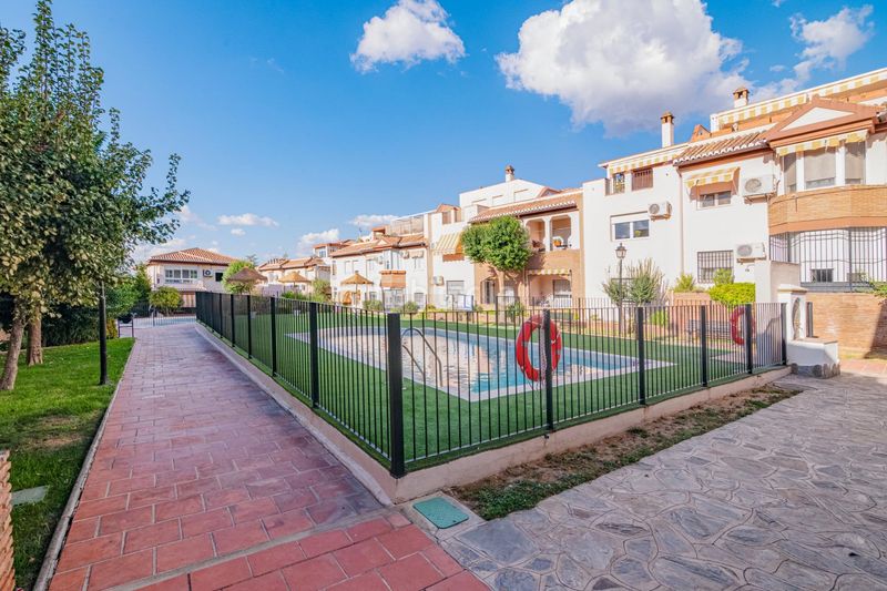 Foto ee5768f7-fb22-4c6e-aa36-a9cf21d0ba61. Àtic amb aparcament piscina a La Zubia Ciudad Zubia (La)