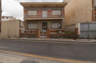 Casa adosada en Ogíjares. Se vende casa con una parcela de 461 m2 en el centro de los ogíj
