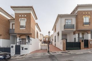 Casa adossada a La Zubia Ciudad