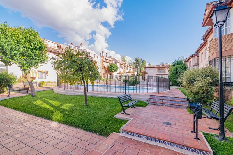 Foto a9e0a5d1-2e5e-4b65-bd49-285af00204be. Àtic amb aparcament piscina a La Zubia Ciudad Zubia (La)