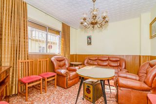 Casa a Barrio de Zaidín. Casa con patio y terraza junto al pts